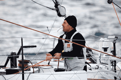 Renault Z.E “Vamos de través, con mar fuerte y cruzada y 30 nudos. El barco va a tirones y planeadas muy bruscas" Renault Z.E “Vamos de través, con mar fuerte y cruzada y 30 nudos. El barco va a tirones y planeadas muy bruscas"
